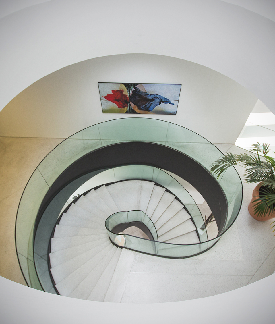 Vista cenital de una escalera en forma de caracol
